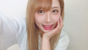 伊藤桃々が彼氏や身長体重を暴露!すっぴんや水着も公開し丸裸に!